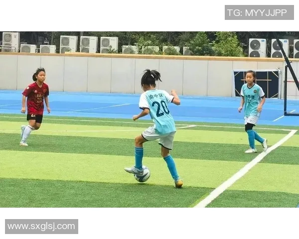 足球校队的成长之路:从青涩少年到校园荣耀的奋斗历程